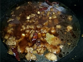 11、红烧牛腩,倒入热水,水量需一次加足。大火烧开。