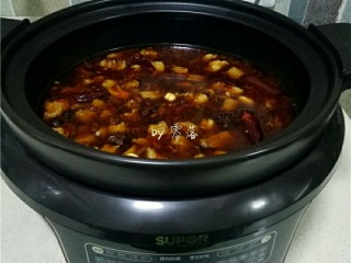 12、红烧牛腩,将炒锅里的食材全部倒入电砂锅。