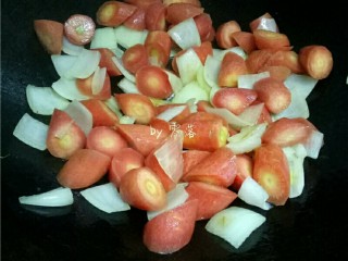 14、红烧牛腩,炖牛腩肉时,另起油锅。将洋葱,胡萝卜下锅翻炒1分钟。不用炒熟,炒香即可。