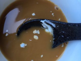 4、蚝油香菇,蚝油、老抽、生粉、清水先调匀