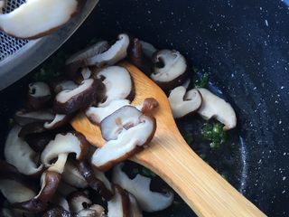 10、蚝油香菇,倒入香菇快速翻炒