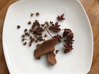 3、辣萝卜排骨汤,备好大料，八角，桂皮，家里就这么多调料了。