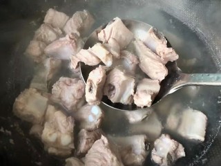 7、辣萝卜排骨汤,大火烧开后，水沸腾起一会，即可撇去浮沫，控水捞出。