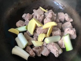 8、辣萝卜排骨汤,锅清洗干净，下入排骨，大葱断，姜片。