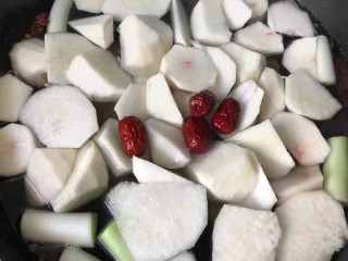 10、辣萝卜排骨汤,我是喜欢软烂的辣萝卜，所以和排骨一块放锅里炖，再加些大红枣。加少许白醋，易于骨髓溶解在汤汁里。