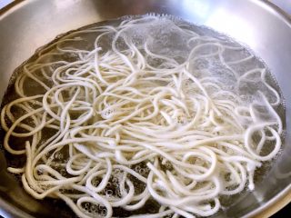 13、孩子爱吃的西红柿鸡蛋打卤面,水开后放入鲜面条，大火煮3～5分钟，改中火，煮至自己满意的口感为宜。