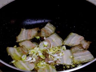 5、干锅菜花,再放葱姜蒜炒香。