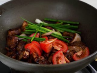 5、土豆烧牛肉,7.放入西红柿和小葱。
