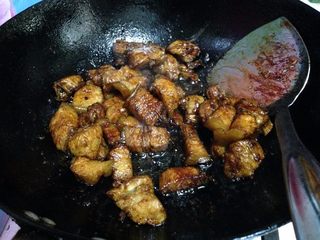 6、小土豆炖肉,加入老抽炒匀上色