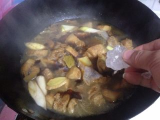 8、小土豆炖肉,加入冰糖、料酒、白胡椒粉煮开10分钟，然后转中小火加盖炖煮