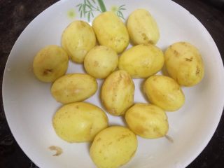 9、小土豆炖肉,这个期间处理小土豆：小土豆洗净，用勺背即可轻松去皮