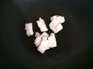 3、豆角焖面,锅烧热不放油直接放肥肉炒