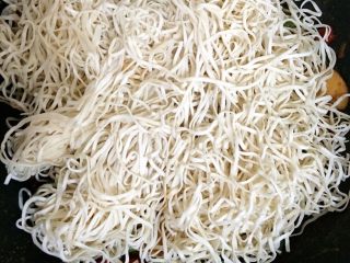 10、豆角焖面,面条放在菜上面，盖上锅盖，小火焖