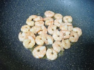 8、西兰花炒虾仁, 煸炒至虾仁卷曲变色，盛出备用。