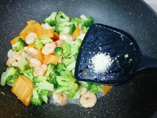 14、西兰花炒虾仁, 放鸡精翻炒均匀出锅。