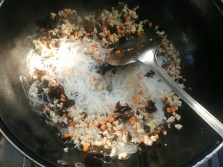 16、蚂蚁上树-肉沫炒粉丝,最后加入粉丝翻炒均匀