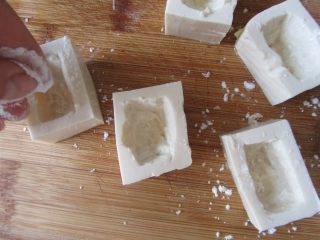 4、客家酿豆腐,在小洞里面涂抹一点生粉；
