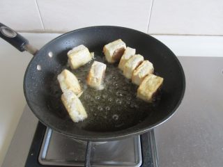 8、客家酿豆腐,豆腐煎至金黄色后翻个面，同样煎成金黄色；