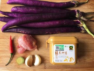 1、肉末茄子煲,准备好食材；