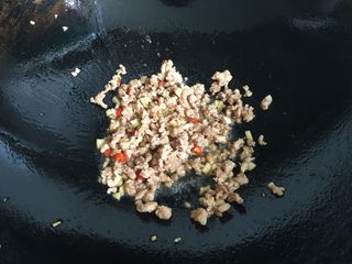 8、肉末茄子煲,倒入腌制好的肉末翻炒至变色；