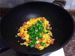 9、秋葵炒蛋,放入秋葵翻炒10秒。