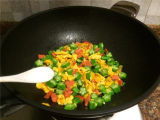 10、秋葵炒蛋,放入适量盐翻炒10秒即可关火。