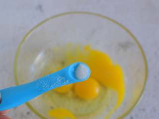 2、蒸蛋羹,加盐