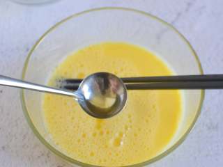 4、蒸蛋羹,加入香油