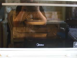 7、蒸蛋羹,放入美的S4-281E蒸烤一体机，选择蒸蛋羹功能，如果没有蒸烤箱，就用蒸锅蒸，锅中加足够的水，放锅中，大火烧开，转中小火，再蒸15分钟，蒸的时候，锅盖不要完全盖严，要留一个小缝，这样蒸的蛋羹比较嫩哦