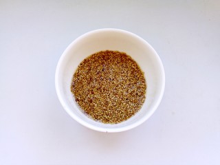 7、牛肉酱,用热油淋在白芝麻上面，使其爆出香味。