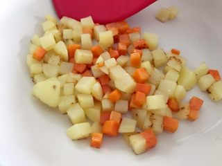 3、宝宝辅食：有饭、有菜、有肉，啥都有的土豆牛肉焖饭！18M+,此时另外准备一个锅，热锅，少许油，倒入土豆和胡萝卜，中火翻炒至变色变软，表面微黄是最好。
