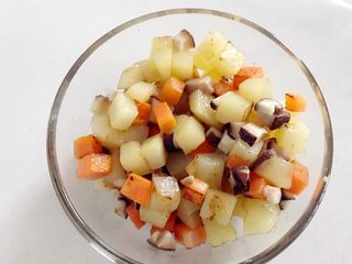 4、宝宝辅食：有饭、有菜、有肉，啥都有的土豆牛肉焖饭！18M+,再倒入香菇，继续翻炒2-3分钟，出锅备用。