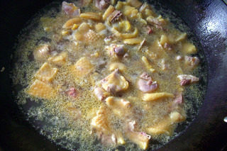 2、泉水鸡,锅中放入冷水，放入鸡块烧开焯水。