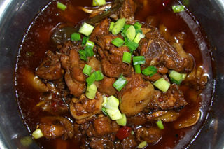 8、泉水鸡,大约30分钟煮熟，根据不同口儿适当的调盐。盛入容器撒上葱末即可。