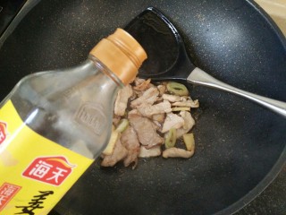 6、#猪年#辣椒炒肉,加料酒去腥