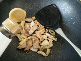 7、#猪年#辣椒炒肉,加生抽提味