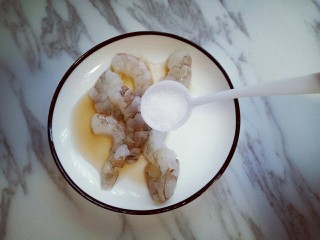 2、虾仁鸡蛋炒河粉,虾去掉虾头，去皮，去掉虾线，放在容器里，加入一勺料酒，半勺盐，用手抓拌均匀，腌制10分钟。