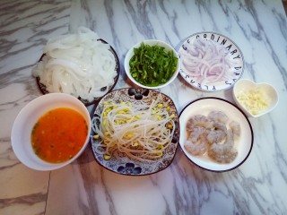 9、虾仁鸡蛋炒河粉,所有食材全部准备好了，河粉用冷水冲洗，淋干水份。