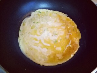 10、虾仁鸡蛋炒河粉,锅中加食用油，烧热，倒入蛋液，小火煎鸡蛋饼。