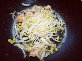 15、虾仁鸡蛋炒河粉,加入焯水的豆芽翻炒。