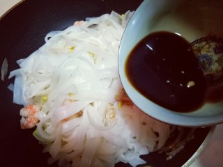 18、虾仁鸡蛋炒河粉,再将调试好的调料汁倒入锅中，小火翻炒均匀。