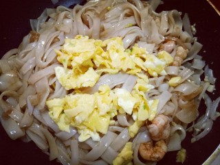 19、虾仁鸡蛋炒河粉,再加入煎好的鸡蛋。