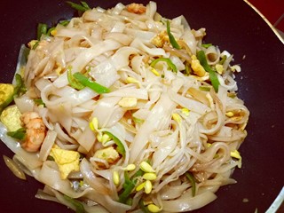 21、虾仁鸡蛋炒河粉,大火翻炒均匀即可出锅。