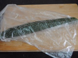 2、拍黄瓜,装进保鲜袋