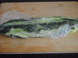 4、拍黄瓜,转个方向再拍小块点