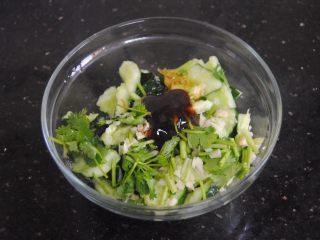 9、拍黄瓜,加入生抽，蚝油，盐，胡椒粉