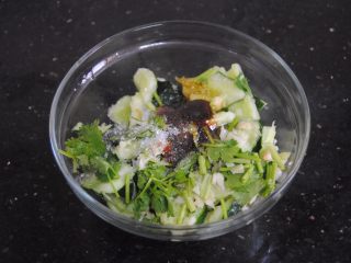 10、拍黄瓜,加入细砂糖，花生油