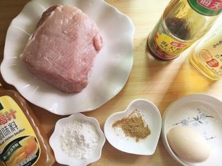 1、黄金猪排,猪通脊一块和其他一些配料。