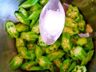 10、鸡蛋炒秋葵,另起锅，加适量油，放入秋葵翻炒均匀，加盐调味