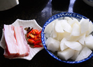 1、萝卜烧肉,准备食材。